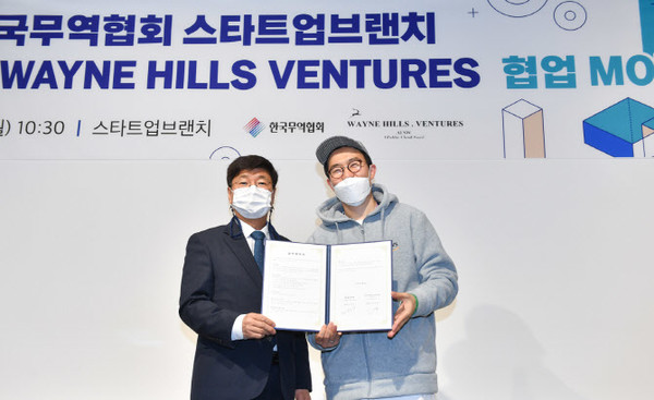 한국무역협회는 9일 삼성동 코엑스에서 인공지능(AI)을 활용해 문서를 디지털 영상 콘텐츠로 자동 변환하는 TTV(Text to Video) 서비스 스타트업인 웨인힐스벤처스와 업무협약(MOU)을 맺었다. (사진 왼쪽부터)이동기 무역협회 혁신성장본부장, 이수민 웨인힐스벤처스 대표./사진=무역협회