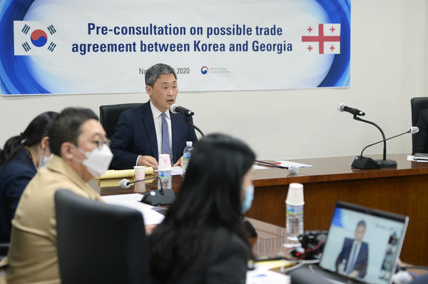 김정회 산업통상자원부 통상교섭실장(전담직무대리)은 9일 정부세종청사 산업부 557호 영상회의실에서 조지아 경제지속성장부 차관을 비롯한 한-조지아 양국 정부 및 유관기관 관계자가 참석한 가운데 화상회의를 통해 '한-조지아 무역협정 추진 가는성 검토 사전협의'를 개최했다./사진=산업부