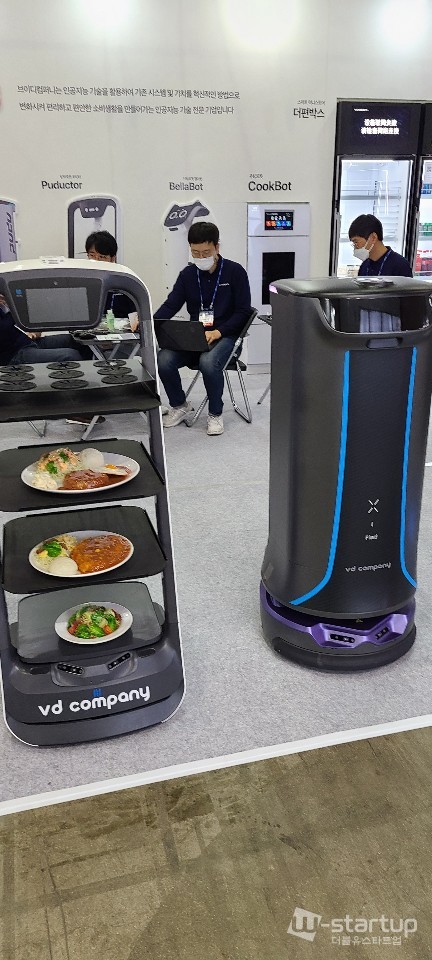 요리한 음식을 날라주는 로봇 PUDUBOT.