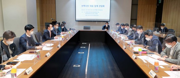 정대진 산업통상자원부 통상정책국장은 12일 서울 삼성동 무역협회 소회의실에서 김철환 자동차산업협회 실장, 정경수 기계산업진흥회 상무를 비롯한 업종별 협회 및 대외경제정책연구원, 무역협회, 코트라 등 관계자 20여명이 참석한 가운데 '브렉시트 대응 업계 간담회'를 주재하고 업계의 대응 현황 등을 청취했다.  /사진=산업부