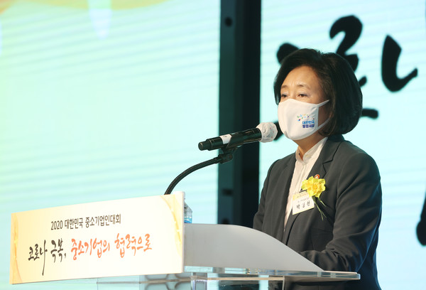   중소벤처기업부는 1일 바이오헬스·미래차·시스템반도체 등 3대 신산업(빅3) 분야를 집중 육성하기 위해 내년에 1949억원을 투입할 방침이라고 밝혔다. 박영선 중기부 장관/사진=중소벤처기업부