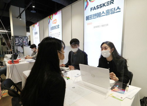 서울 강남구가 지난달 개최한 ‘2020 스타트업 채용 페스티벌’에 3500여 명의 구직자가 대거 몰리는등 열기가 뜨겁다./사진제공=강남구