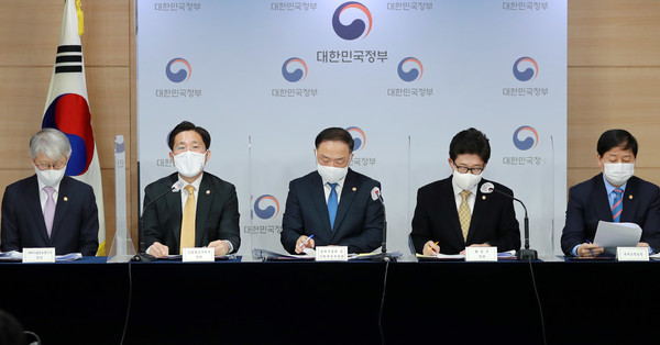 성윤모 산업통상자원부 장관은 7일 오전 10시 정부서울청사 정부합동브리핑룸에서 홍남기 경제부총리 겸 기획재정부 장관, 최기영 과학기술정보통신부 장관, 조명래 환경부 장관, 구윤철 국무조정실장이 참석한 가운데 '2050 탄소중립 추진전략'을 기자단에게 브리핑 한 후 질의응답의 시간을 가졌다./사진=산업부