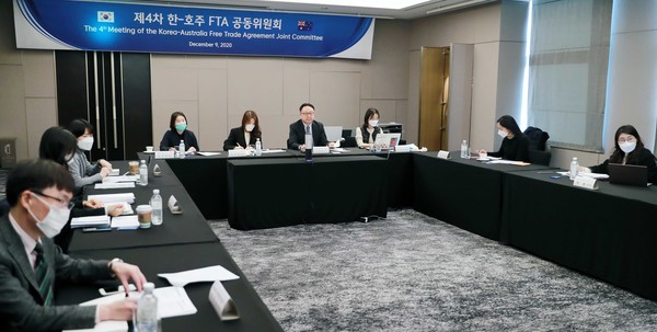 이경식 산업통상자원부 FTA교섭관(수석대표)은 9일 서울 반포 JW메리어트호텔 살롱홀에서 엘리사베스 보우즈(Elisabeth Bowes) 호주 외교통상부 지역무역협정국장(수석대표)을 비롯한 한-호주 양국 정부 대표단이 참석한 가운데 화상회의로 열린 '제4차 한-호주 자유무역협정(FTA) 공동위원회'에서 “금번 공동위를 통해 원산지 기준, 에너지 협력, 통관 협력 등 다양한 분야의 이행 현안을 논의한 바 앞으로 이를 지속 논의해 호주와의 경제 협력을 강화해 나갈 수 있도록 노력하겠다”고 밝혔다./사진=산업부