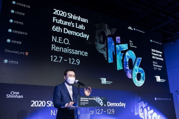 신한금융그룹은 국내 금융권 최초 스타트업 육성 프로그램인 '신한퓨처스랩'이 지난 7일부터 3일간 '포스트 코로나 시대 대한민국 경제의 N.E.O.(New Era of Opportunity) 르네상스를 만들어갈 스타트업'이라는 주제로 '제 6회 데모데이 행사'를 개최했다.조용병 신한금융그룹 회장이 이날 오프닝 영상에서 인사말을 하고 있다./사진=신한금융제공