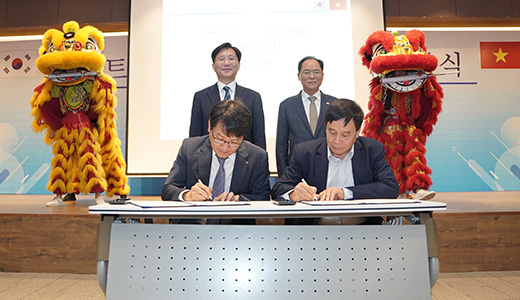 성윤모 산업통상자원부 장관이 10일(현지시간) 베트남 주베트남대사관 대강당에서 열린 '재 베트남 한국에너지협회(KEAV) 발족식에 참석해 축사를 했다.사진은 발족식후 MOU 체결 장면, 앞줄 왼쪽부터 최정호 재 베트남 한국에너지협회장, 응웬 반 비(Nguyen Van Vy) 베트남에너지협회(VEA) 부회장, 뒷쭐 왼쪽부터 성윤모 산업부 장관, 박노완 주베트남한국대사/사진=산업부 제공