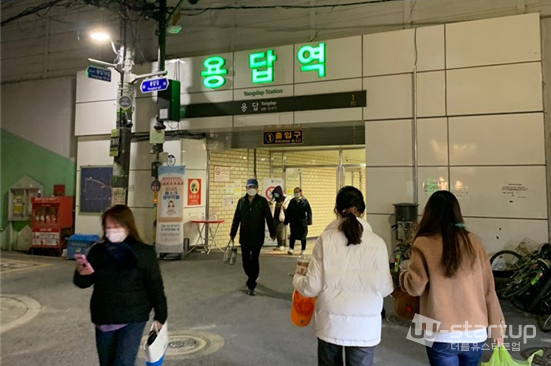 서울 용답 중상시장 앞 용답역 1번 출구에서 시민들이 나오고 있다. / 사진= 두가온 기자