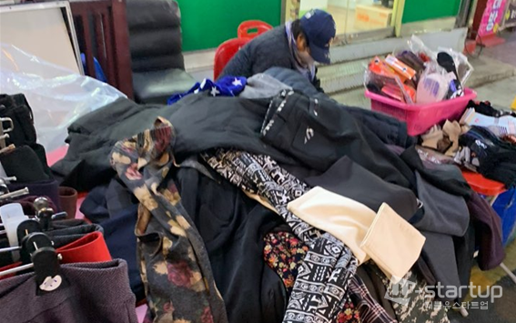 서울 용답 중앙시장에서 잡화를 파는 상인 A 씨는 유달리 추운 겨울을 보내고 있다. / 사진= 두가온 기자