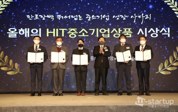 중소기업중앙회는 22일 홈앤쇼핑과 공동으로 서울 여의도 중소기업중앙회에서 '올해의 HIT중소기업상품 시상식'을 개최했다. 이날 시상식에서 우수 중소기업 부문에서는 △㈜퓨어랩 박한영 대표이사 △케이앤씨푸드㈜김용태 대표이사 △㈜제이에스코리아 고장석 대표이사가 중소기업중앙회장 표창을 수상했다./사진=중기중앙회