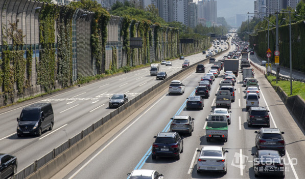  서울시는 공공과 민간부문에 흩어져있는 교통 데이터를 연계·통합하는 '서울교통마당'사업을 추진한다고 밝혔다. / 사진 경부고속도로=이태구기자