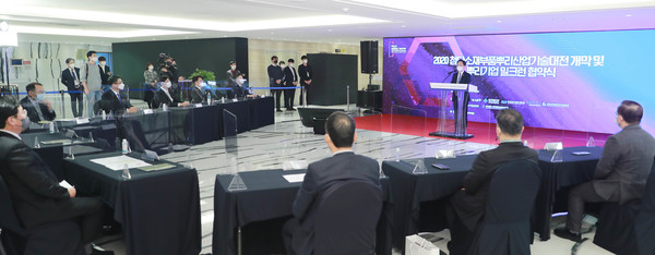 성윤모 산업통상자원부 장관은 23일  서울 여의도 중기중앙회에서 김기문 중소기업중앙회장, 박화석 금형산업진흥회장등이 참석한 가운데 열린 '제10회 첨단소재부품뿌리산업기술대전 개막식'에 참석해 축사에 이어 원자재 수급 관련 공급망 다변화와 물류체계 효율화를 위한 산업부-중기중앙회-한국생산기술연구원-한국금형산업진흥회-(주)진양 간 밀크런 협약 체결식을 가졌다. /사진=산업부