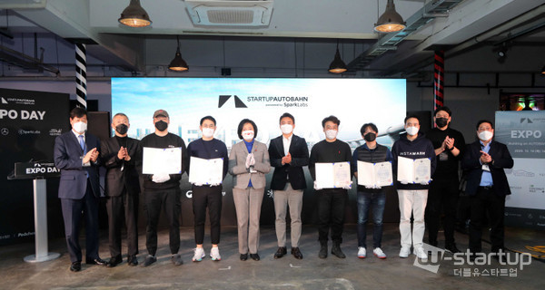 [2020-Startup 총결산]제2 벤처붐 확산...재계ㆍ지자체등 창업 열기 뜨거워...서울 성동구에 있는 피치스에서 열린 ‘스타트업 아우토반 코리아 성과공유회’에서 참석자들과 기념촬영을 하고 있다.사진 왼쪽부터 김의승 서울시경제정책실 실장, 장영승 서울창업허브 대표이사, 이한빈 서울로보틱스 대표, 최융지 베스텔라랩 연구원, 박영선 중소벤처기업부 장관, 김지섭 메르세데스-벤츠 코리아 대표이사 사장 직무대행, 박정우 서틴스플로어 대표, 김승용 코코넛사일로 대표, 조나단 리 해피테크놀로지 대표, 이수빈 코클리어닷에이아이 COO, 김호민 스파크랩 대표./사진=중기부