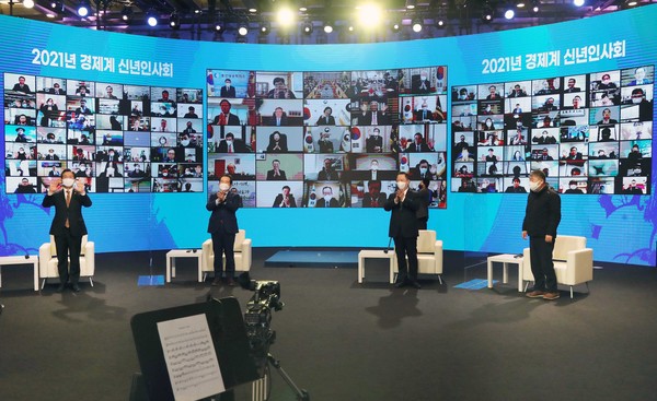 대한상공회의소는 7일 서울 중구 상의회관에서 정·관계, 재계, 노동계 등 각계 주요 인사 600명이 참석한 가운데 '2021년 경제계 비대면 신년 인사회'를 개최했다. 사진 왼쪽부터 성윤모 산업통상자원부 장관, 정세균 국무총리, 박용만 대한상의 회장, 김동명 한국노총 위원장./사진=산업부