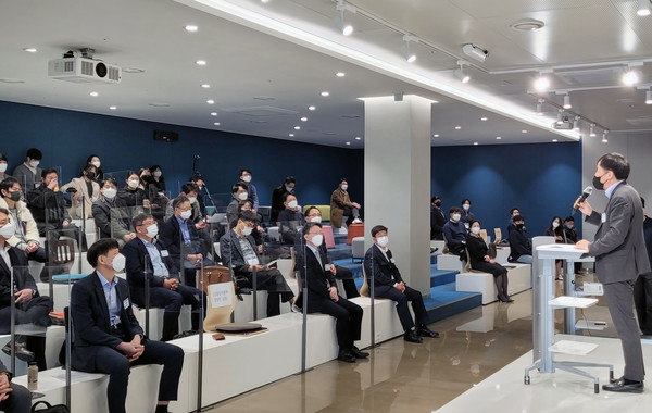 장영진 산업통상자원부 산업혁신성장실장은 26일 서울 삼성동 코엑스 스타트업 브랜치에서 산업진흥화협회, 중견련, 무역협회, 투자기관, 중견기업 및 스타트업 관계자 등 250여명이 온·오프라인으로 참석한 가운데 ‘디지털 혁신 스타트업 전문가와 중견기업 간 디지털 기술 기반의 새로운 비즈니스 발굴을 촉진하고, 중견기업 디지털 전환 확산 유도’를 위해 열린 '2021년 제1회 중견기업-스타트업 상생라운지'에 참석, 인사말을 통해 “코로나19 충격에 대응하고 미래 시장을 선점하기 위해서는 기업간 연대와 협력을 통한 새로운 성장동력 확보가 중요하다”고 강조했다./사진=산업부