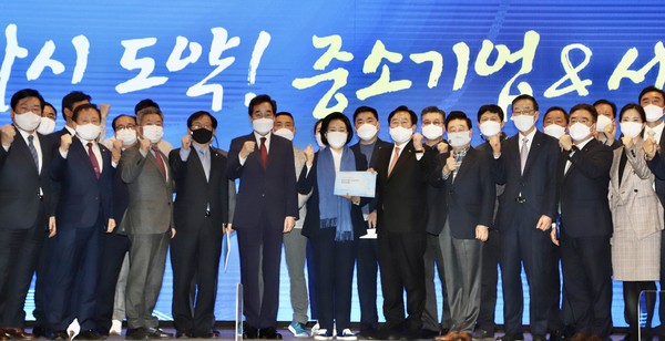 중소기업중앙회는 10일 중기중앙회에 방문한 박영선 더불어민주당 서울시장 후보에게 중소기업·소상공인 현안 정책과제를 전달했다./사진=중기중앙회