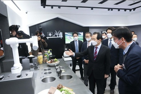 17일 정세균 국무총리가 서울 강서구 마곡 LG사이언스파크를 방문해 이노베이션 갤러리에서 쉐프봇을 살펴보고 있다./사진=LG