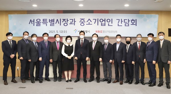 중소기업중앙회는 12일 서울시청 간담회장에서 오세훈 서울특별시장과 정책간담회를 가졌다. 이날 간담회에는 김기문 중기중앙회장, 박종석 서울중소기업회장을 비롯해 서울지역 업종별 협동조합 이사장과 오세훈 서울특별시장, 김의승 경제정책실장 등 16명이 참석했다./사진=중기중앙회 제공