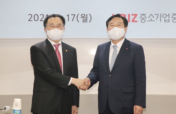 문승욱 산업통상자원부 장관(사진 완쪽)과 김기문 중소기업중앙회장이 17일 서울 여의도 중기중앙회에서 상견례를 가졌다./사진=중기중앙회