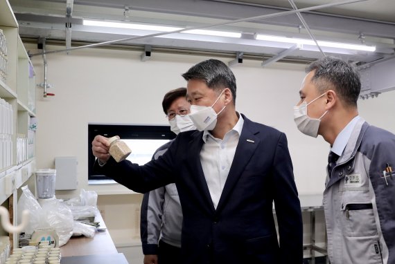 중소벤처기업진흥공단(이하 중진공)은 오는 6월 11일까지 2021년 온라인수출 공동물류사업 참여기업을 모집한다고 24일 밝혔다.지난달 1일 김학도 중소벤처기업진흥공단 이사장이 서울 구로구 소재 대가파우더시스템을 방문, 업체의 생산제품을 살펴보고 있다. /사진=중소벤처기업진흥공단 제공.