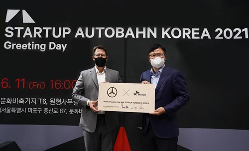SK텔레콤이 메르세데스-벤츠 코리아와 유망 스타트업 발굴 및 사업 협력을 위한 업무협약을 체결했다고 13일 밝혔다.메르세데스-벤츠 코리아 토마스 클라인 대표 (사진 왼쪽)와 하형일 SKT 코퍼레이트2 센터장/사진=SKT