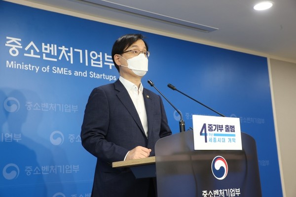 강성천 중소벤처기업부 차관이 8월 19일 중소벤처기업부 브리핑룸(세종)에서 2021년 상반기 혁신 스타트업, 벤처기업 일자리 동향발표 브리핑을 하고있다. /사진=중기부
