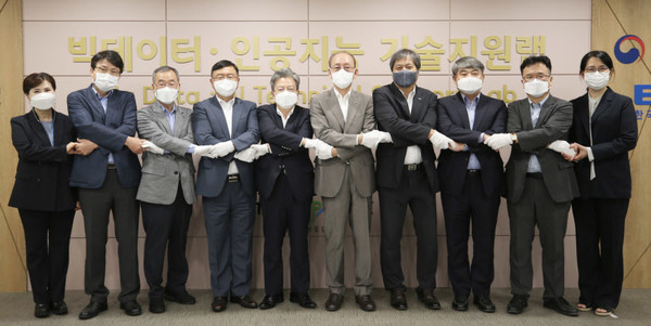 서병조 인천테크노파크 원장, 김명준 한국전자통신연구원장등 관계자들이 27일 인천스타트업파크 '빅데이터·인공지능 기술지원 랩' 개소식에서 제막후 기념 촬영을 하고 있다./사진=인천경제청 제공