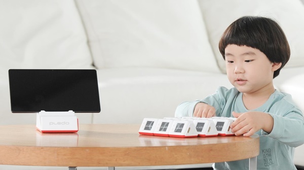 스타트업 ‘프레도는 4~7세 아동들의 창의융합 학습교구 ‘플레도 AI블록’을 최근 출시했다. 아이가 ‘플레도 AI 블록’ 놀이를 하는 모습./사진=프레도