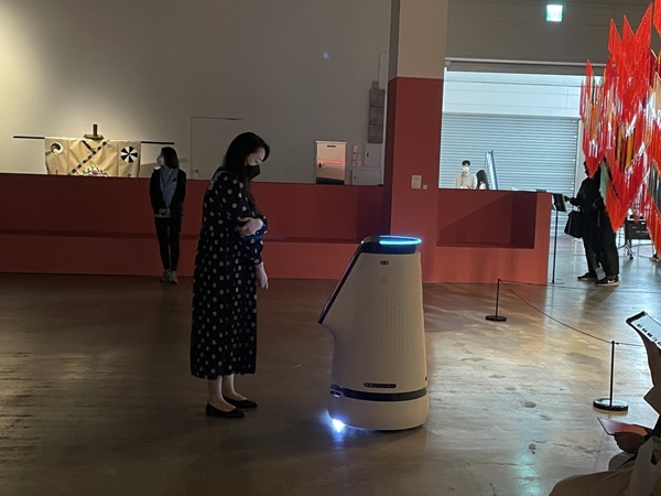 지난 4월 열린 광주비엔날레 행사장에서 한 관람객이 제타뱅크의 AI 도슨트 로봇으로부터 전시 동선 안내를 받고 있는 모습./사진=제타뱅크 제공