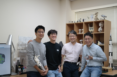 착용형 작업보조로봇을 개발하는 스타트업 ‘위로보틱스’가 퓨처플레이로부터 시드 투자를 유치했다. 사진 왼쪽부터 위로보틱스 김용재 대표, 최병준 COO, 노창현 CTO, 이연백 대표 /사진=위로보틱스제공