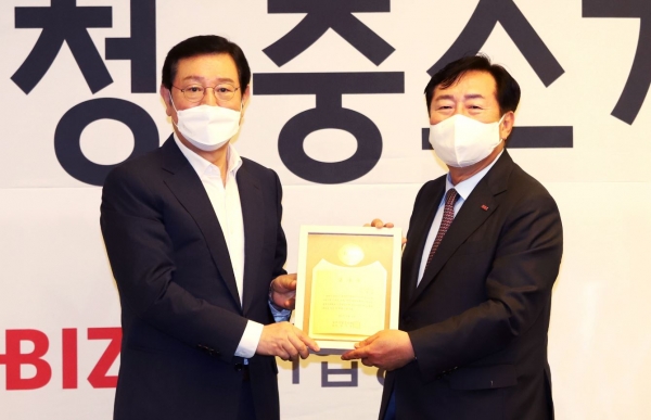 김기문 중기중앙회장(오른쪽)이 이용섭 광주광역시장에게 감사패를 전달하고 있다./사진=중기중앙회