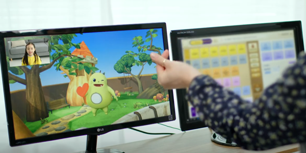 신개념 화상놀이 ‘책친구 프렌즈몬’ 프로그램을 통해 캐릭터로 분한 선생님과 아이가 만나고 있다./ 사진=프렌즈몬 유튜브 캡쳐.  