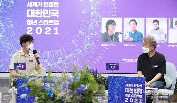 권칠승 중소벤처기업부 장관이 22일 오후 서울 강남구 팁스타운에서 열린 ‘세계가 인정한 대한민국 청년 스타트업 2021’ 간담회에서 스타트업 대표들과 대화를 하고 있다. 사진=중소벤처기업부 제공