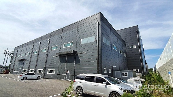 리앤비가 친환경 종이 빨대 생산 확대를 위해 경기도 화성시로 공장을 확장 이전했다. 사진=지피커뮤니케이션즈 제공