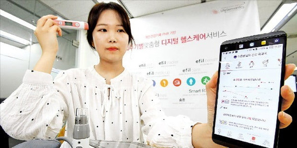 라이프시맨틱스가 의료 마이데이터, 디지털 치료제, 비대면 진료 등의 사업을 전개한다. 사진 속 모델은 ‘에필케어M‘을 시연중이다. /사진=라이프시맨틱스 제공
