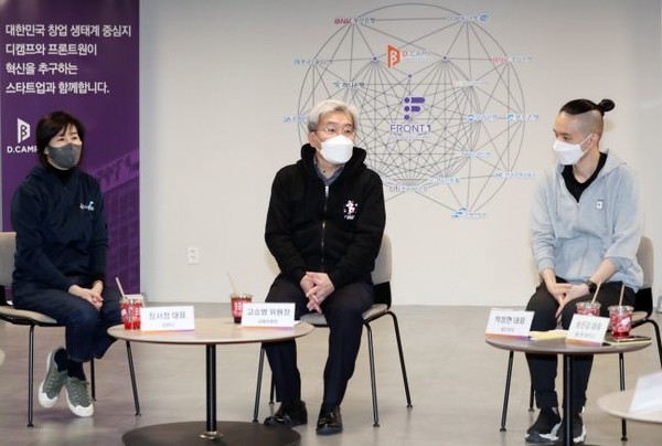 고승범 금융위원장은 7일 오후 서울 마포구 스타트업 복합 지원공간 프론트원(Front1)에서 청년 창업가, 스타트업에 대한 보육·투자를 수행하는 액셀러레이터·벤처캐피탈(AC·VC) 등과 함께 간담회를 개최해 창업생태계의 발전 필요성 등에 대해 소통하는 시간을 가졌다./사진=금융위원회