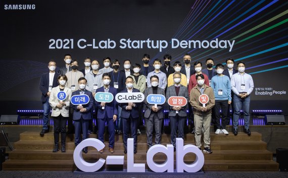 10일 서울 서초구 '삼성전자 서울R&D캠퍼스'에서 열린 'C랩 스타트업 데모데이'에서 참석자들이 기념촬영을 하고 있다./사진=삼성전자