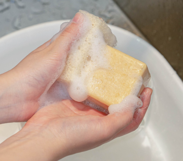 사진 속 모델이 청춘생활 제품인 설거지 비누로 거품을 내고 있다./사진=청춘생활 홈페이지 캡처