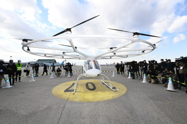 지난 11일 서울 김포비즈니스항공센터에서  열린 ‘도심항공교통(UAM) 비행 시연 행사’ 볼로콥터 모습. 사진은 디스이즈엔지니어링과 무관/사진=한국공항공사 제공