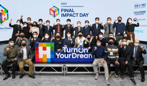 안경덕 고용노동부 장관과 권오규 현대차 정몽구 재단 이사장, 스타트업 대표가  ‘2021 H-온드림 스타트업 그라운드’ 의 최종 성과 공유회 참석후 기념촬영을 하고 있다./사진=현대차 정몽구 재단 제공