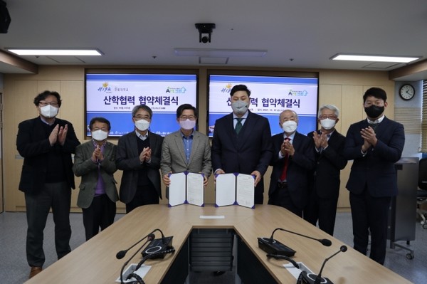 한밭대학교 산학협력단은 지난 17일 교내에서 ㈜아트크린과 ESG경영가치 확산 및 활성화를 통한 선순환 생태계 조성을 위한 산학협력 협약을 체결했다.협약 체결후 관계자들이 기념촬영을 하고 있다. 왼쪽에서 네 번째부터 최종인 한밭대 산학협력부총장, 송성근 아트크린 대표./ 사진=한밭대 제공