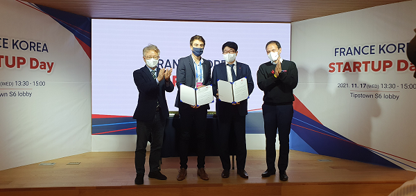 롯데중앙연구소는 지난 17일 프랑스 푸드 스타트업 Ynsect사와 곤충 단백질을 이용한 제품개발 기술 확보를 위한 공동 연구 상호협력의향서(LOI)를 체결 후 기념사진을 촬영하고 있다. (사진 좌측부터: 중소벤처기업부 장관 권칠승, Ynsect사 Business Development director Guillaume Daoulas , 롯데중앙연구소 소장 이경훤, 프랑스 디지털 경제 국무장관 Cédric O)