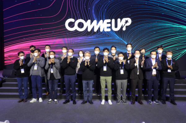 지난 17일 서울 동대문디자인플라자(DDP)에서 열린 글로벌 스타트업 축제인 '컴업(COMEUP)2021' 개막식에서 세드릭 오 프랑스 디지털 국무장관(왼쪽 네번째부터), 권칠승 중소벤처기업부 장관(왼쪽에서 다섯 번째), 안성우 민간 컴업 조직위원장(직방 대표), 차정훈 중소벤처기업부 창업벤처혁신실장 등 참석자들이 기념촬영을 하고 있다. /사진=중소벤처기업부 제공