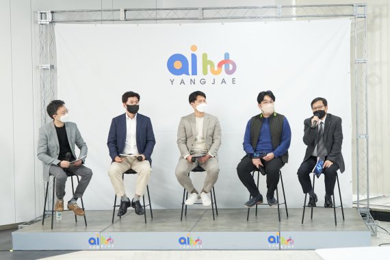 지난 24일 LIG넥스원이 AI 양재 허브 입주사 및 주요 관계자들과 함께 유튜브 방송을 통해 국방 및 사이버 보안 분야 등에 적용 가능한 신기술과 아이디어를 소개하는 'AI 양재 허브 & LIG넥스원 공동 테크데이'를 진행하고 있다. /사진=LIG넥스원 제공