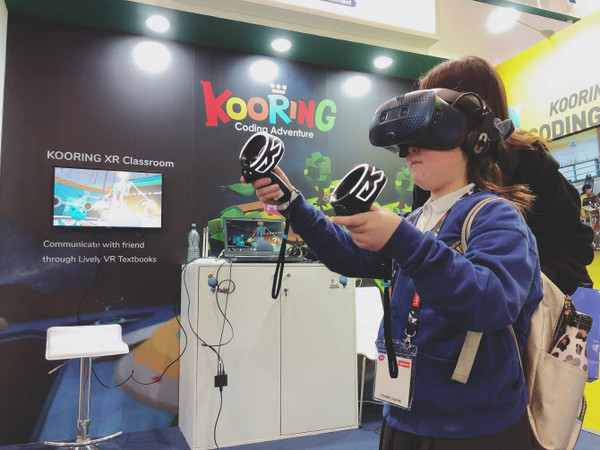 경기컨텐츠진흥원 지원 기업 브래니가 지난해 영국의 대표 교육 박람회 ‘BETT‘에 참가해 주복을 받았다. 사진은 어린아이가 VR 기기를 착용하고 게임중인 모습/사진=경기컨텐츠진흥원 제공