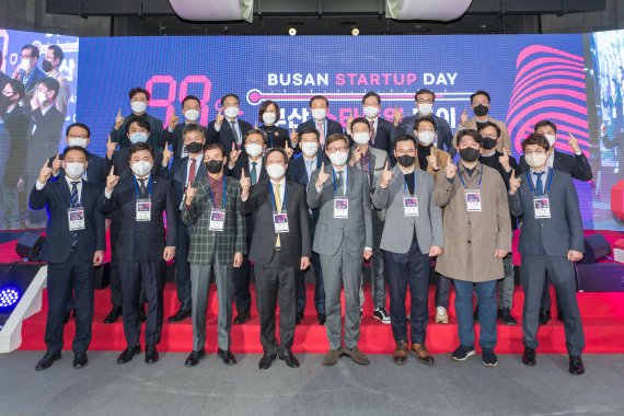 부산상공회의소는 3일 상의홀에서  박형준 부산시장(오른쪽 네번째)과 장인화 부산상의 회장(왼쪽 네번째) 등 관계자들이 참석한 가운데 '스타트업데이 99℃' 행사를 개최했다. /사진=부산상공회의소 제공