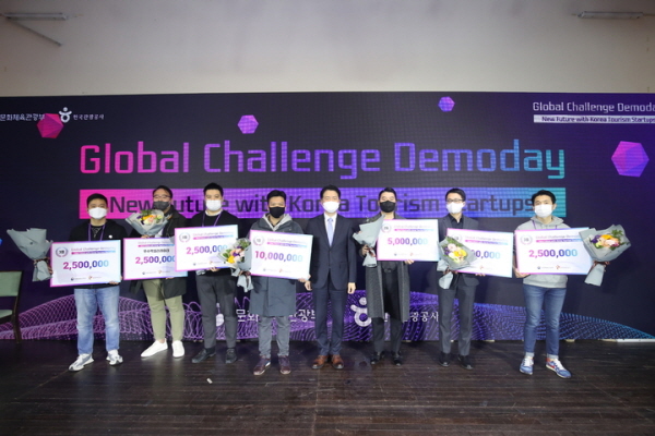 문화체육관광부와 한국관광공사에서 지난 3일 개최한 ‘관광스타트업 글로벌 챌린지 데모데이(투자유치 발표 평가회)’에서 제주 렌터카 공유 플랫폼 ‘캐플릭스’가 대상에 선정됐다. 6개 우수기업 대표자들이 기념사진을 찍고 있다./사진=한국관광공사 제공