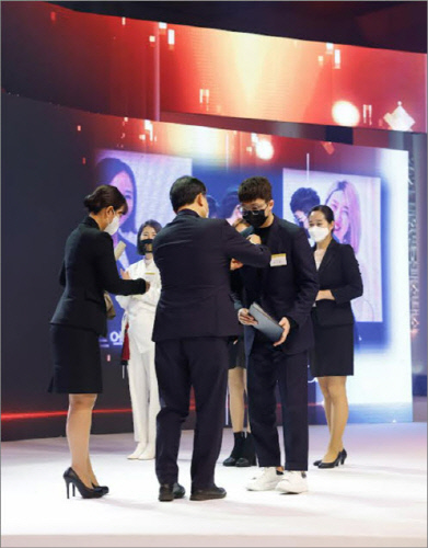 패션 전문 버티컬 플랫폼 에이블리가 지난 1일 산업통상자원부와 한국패션산업협회에서 개최한 '2021 대한민국 패션대상'에서 국무총리 표창을 수상했다.  강석훈 대표가 수상하고 있다.