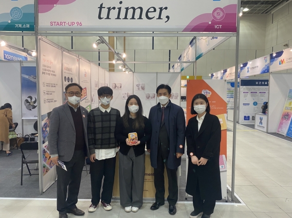 한밭대학교는 대전컨벤션센터(DCC)에서 지난 13일 열린 대전창조경제혁신센터 주최 ‘2021 사이언스 스타트업 쇼’에 참가했다. 한밭대 최병욱 총장(오른쪽에서 두 번째)과 대전창조경제혁신센터 김정수 센터장(왼쪽 첫번째)이 한밭대학교 학생들과 기념촬영하고 있다./사진=한밭대