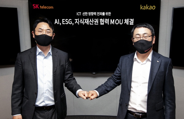 SK텔레콤과 카카오는 양사가 공동 출자한 ‘ESG(환경∙사회∙지배구조) 펀드’를 통해 ESG 분야 혁신 스타트업에 본격적인 투자를 시작했다고 20일 밝혔다. 사진은 여민수 카카오 공동대표(왼쪽)와 유영상 SK텔레콤 대표이사. 사진=SK텔레콤 제공