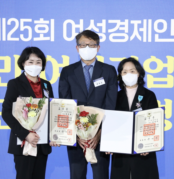 변태섭 중소벤처기업부 중소기업정책실장(가운데)이 20일 서울 강남구 팁스타운에서 열린 여성경제인의 날 기념식에서 산업포장을 받은 백옥희 대풍이브이자동차 대표이사(좌)와 김경옥 한양엔티 대표이사(우)가 기념촬영을 하고 있다./사진=중소벤처기업부 제공